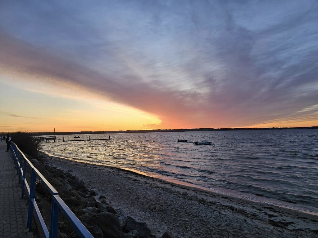Malowniczy zachód słońca na plaży w Rewie